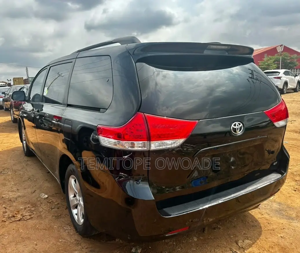 Toyota Sienna LE 8 Passenger 2011 Black
