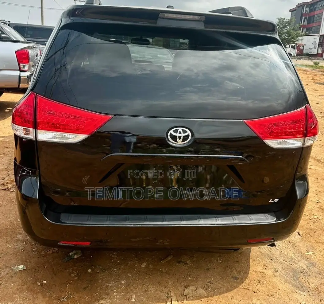 Toyota Sienna LE 8 Passenger 2011 Black