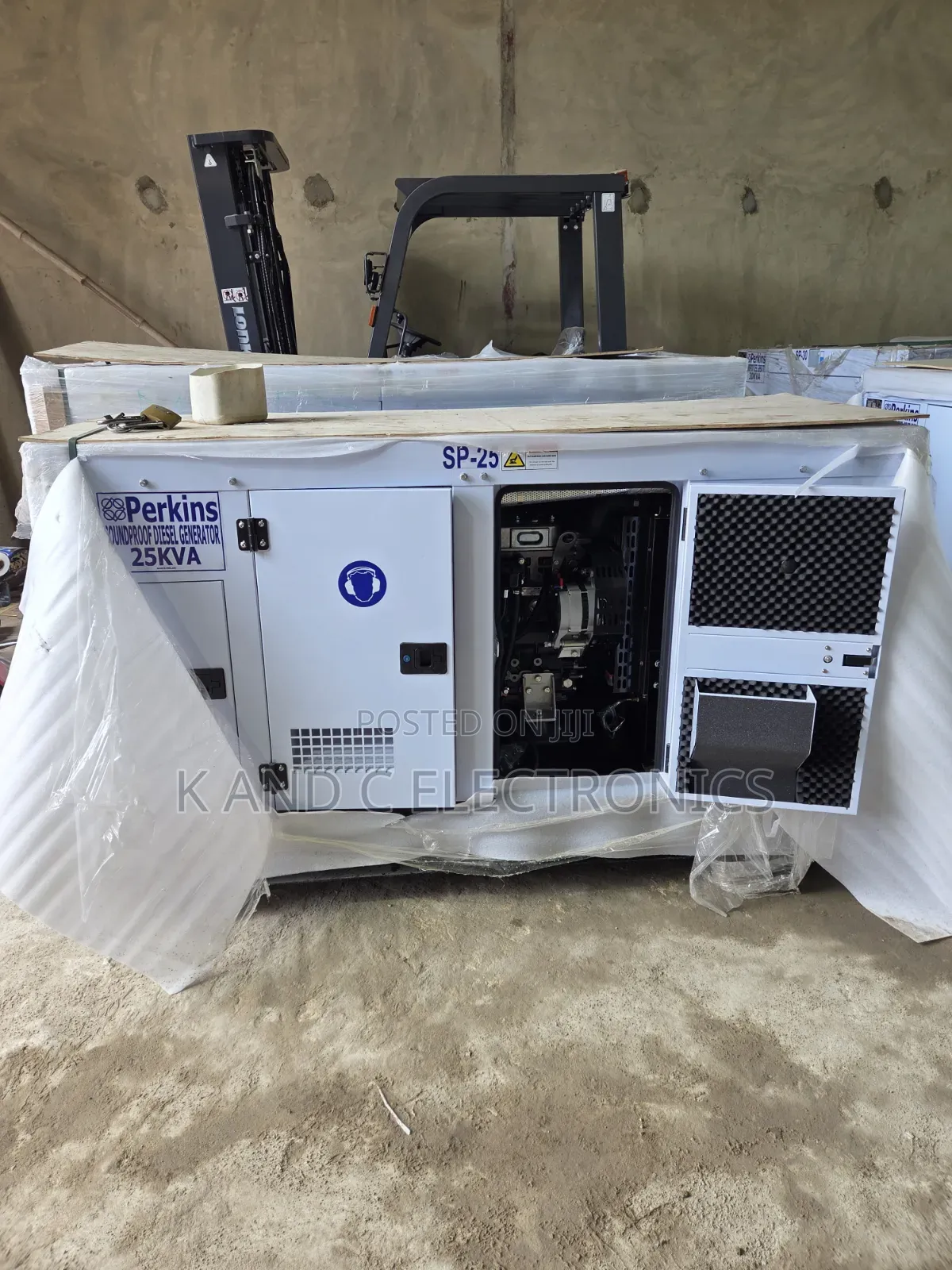 Quality Perkins 25kVA Three-Phase Diesel Soundproof Gen