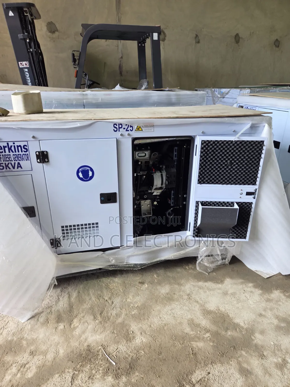 Quality Perkins 25kVA Three-Phase Diesel Soundproof Gen