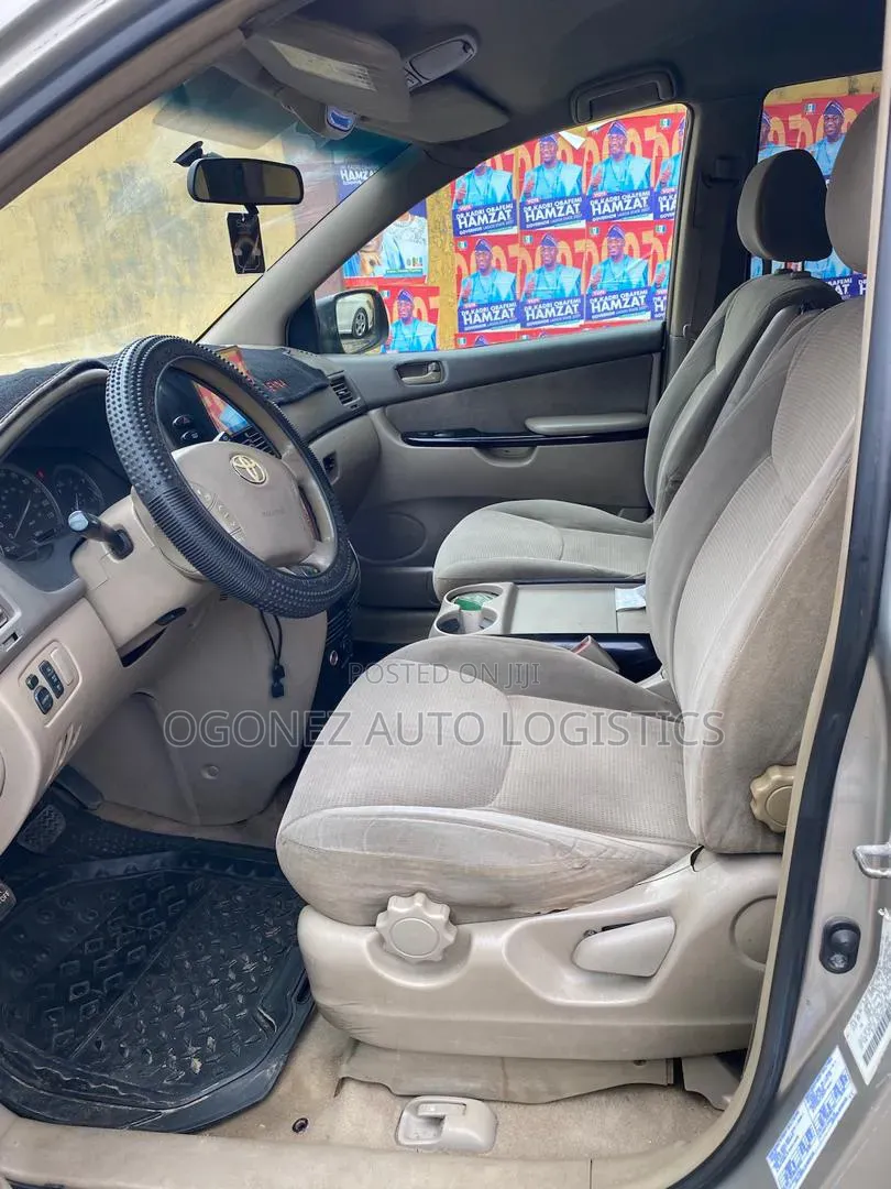 Toyota Sienna LE FWD (3.3L V6 5A) 2004 Gold