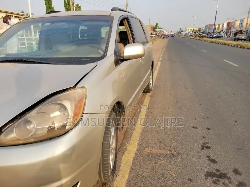 Toyota Sienna 2006 Gold