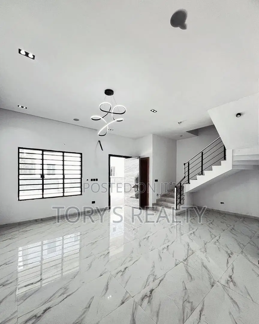 4bdrm Townhouse/Terrace in Ikota for sale