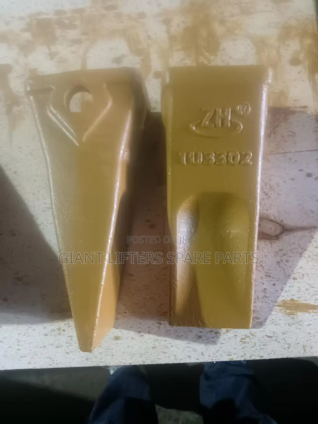 1U3302 J300 Bucket Tooth – Heavy Duty Excavator Tip