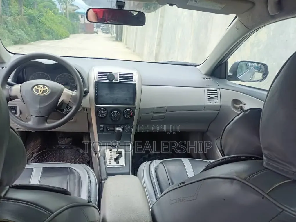Toyota Corolla LE 4dr Sedan (1.8L 4cyl 4A) 2010 Silver