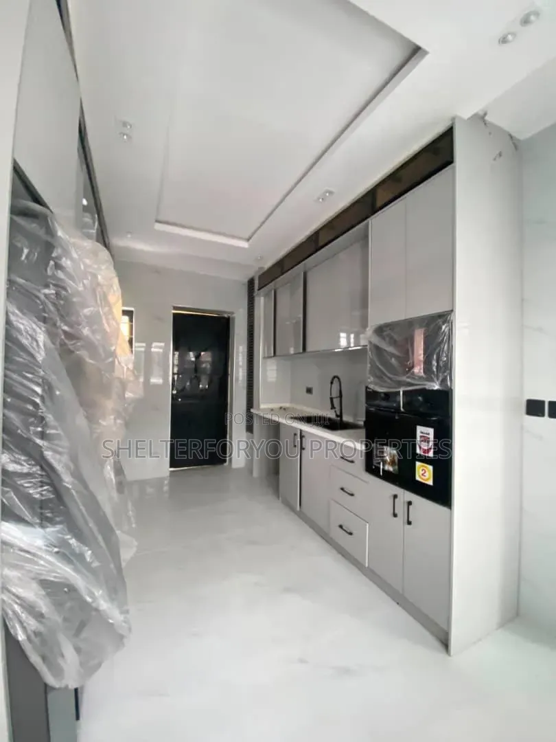 5bdrm Duplex in Ologolo for sale