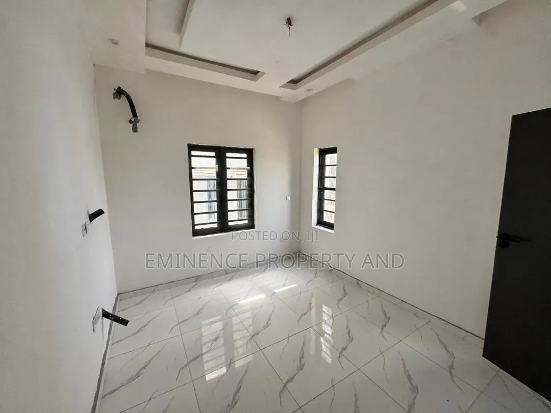 5bdrm Duplex in Chevron for rent