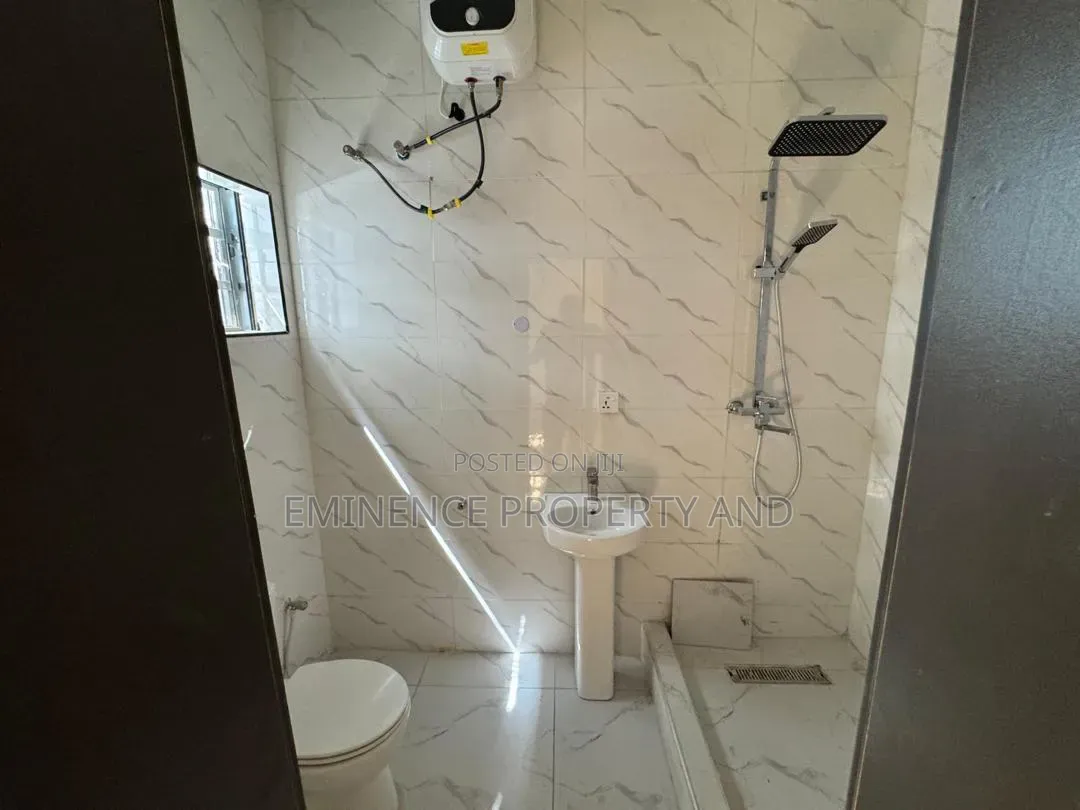 5bdrm Duplex in Chevron for rent