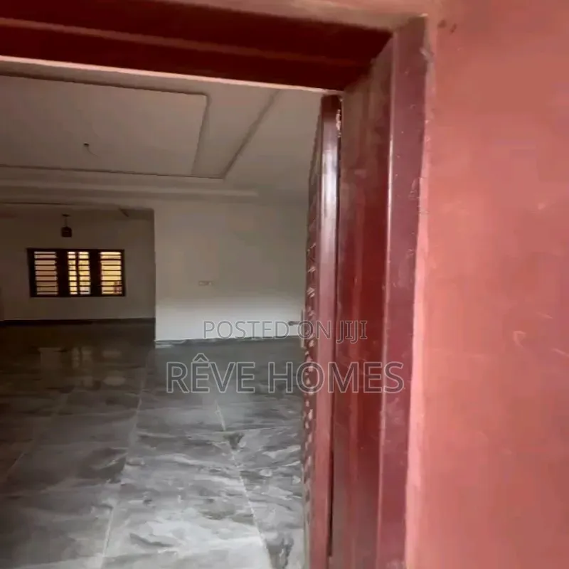 3bdrm Block of Flats in Akoka for rent