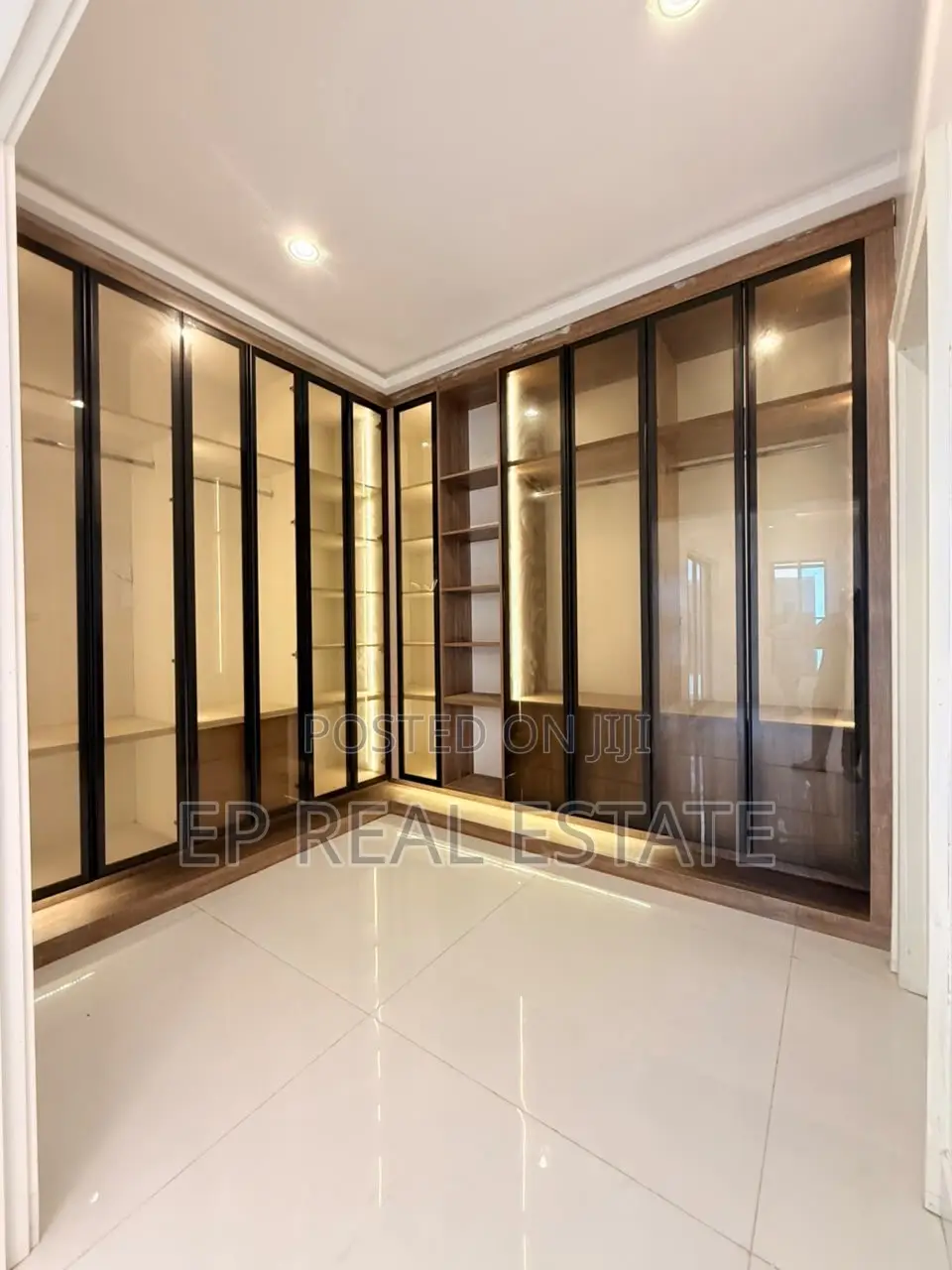 4bdrm Duplex in Utako for sale