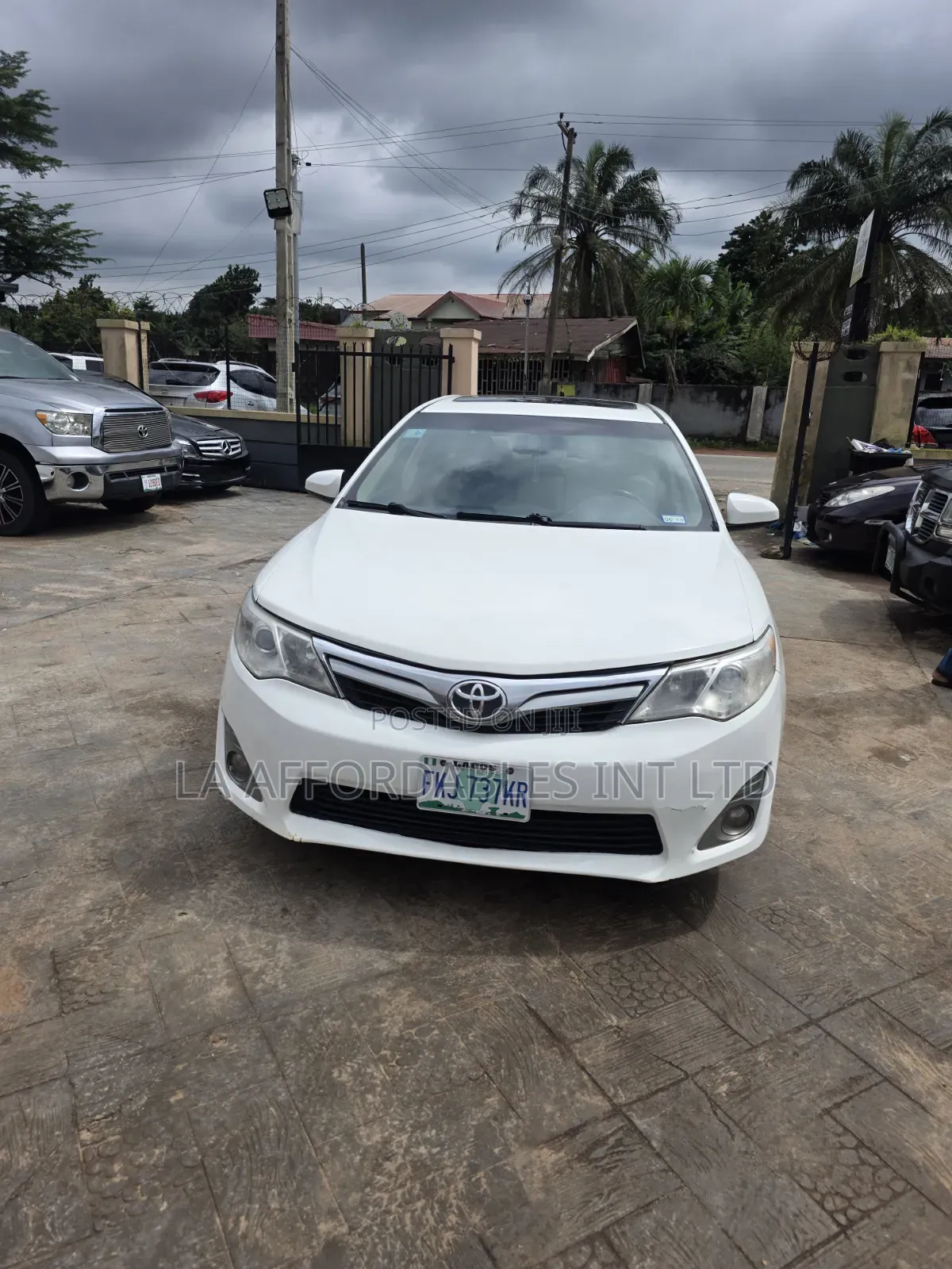 Toyota Camry XLE 4dr Sedan (2.5L 4cyl 6A) 2012 White