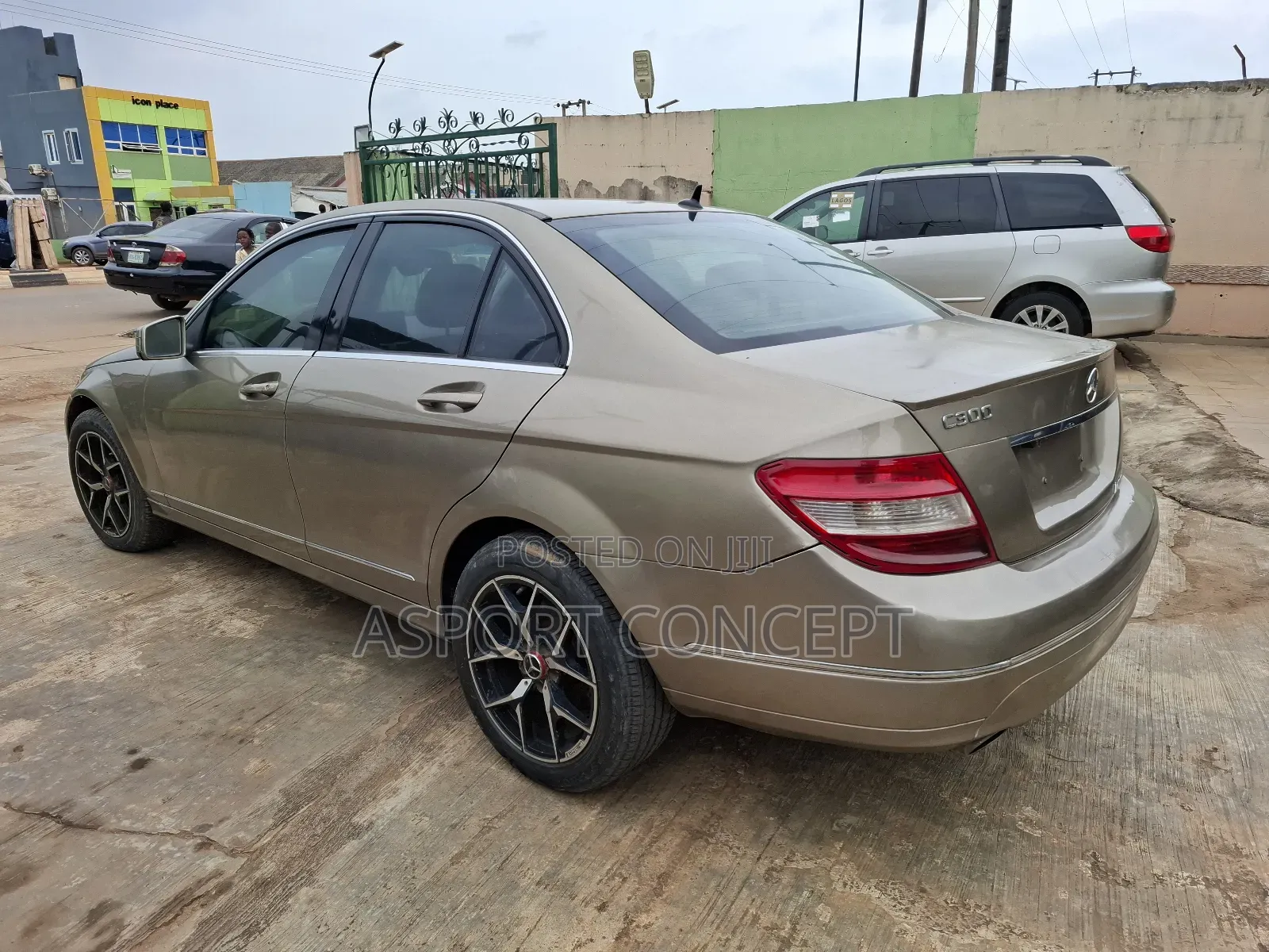 Mercedes-Benz C300 Luxury Sedan AWD (3.0L 6cyl 7A) 2008 Gold
