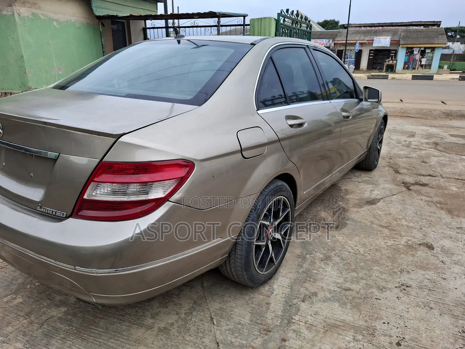Mercedes-Benz C300 Luxury Sedan AWD (3.0L 6cyl 7A) 2008 Gold