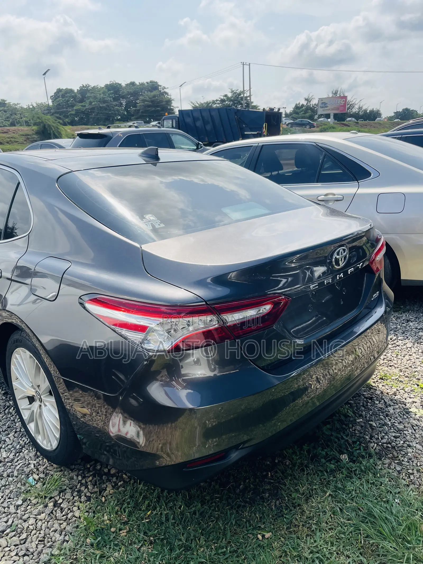 Toyota Camry XLE FWD (2.5L 4cyl 8AM) 2018 Silver