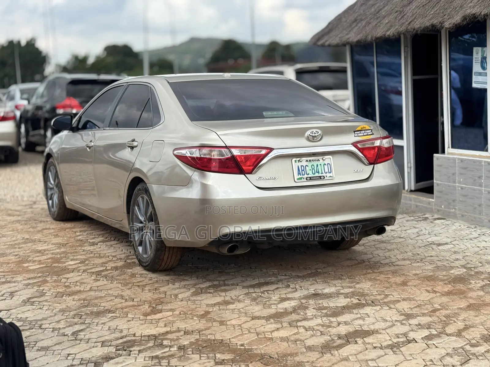 Toyota Camry XLE 4dr Sedan (3.5L 6cyl 6A) 2015 Gold