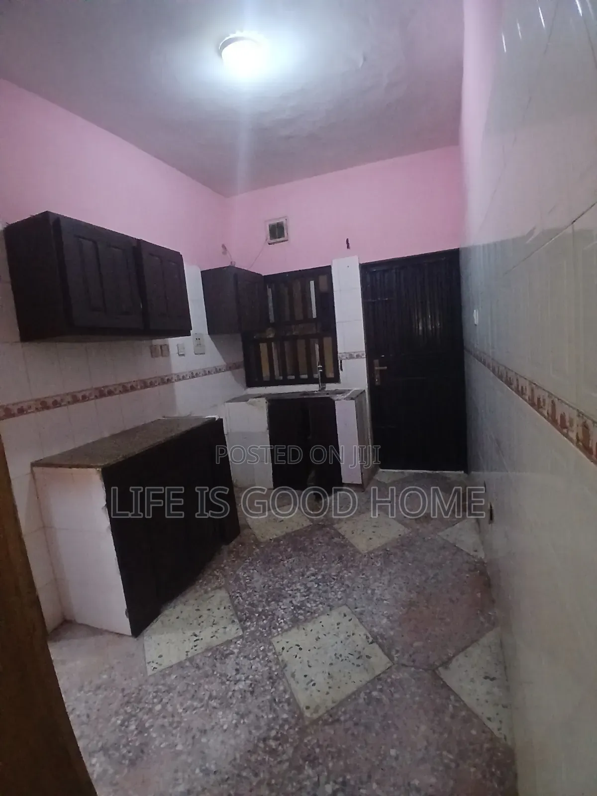 3bdrm Apartment in U Close, Ologolo for rent