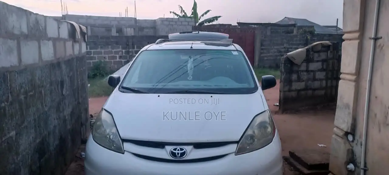 Toyota Sienna LE FWD 2006 White