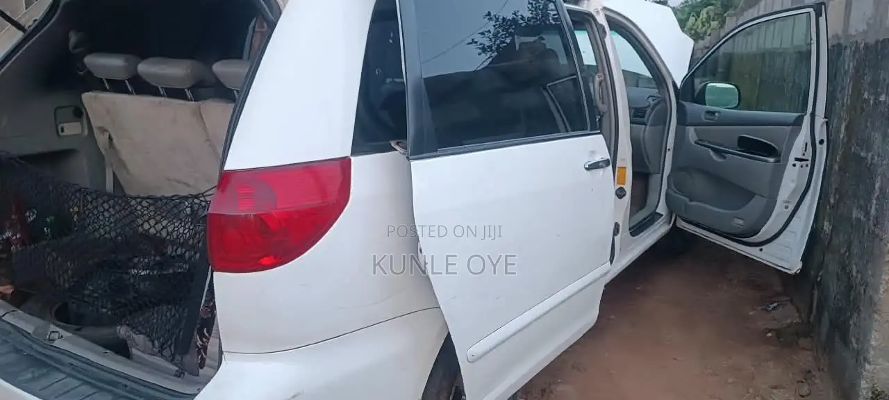 Toyota Sienna LE FWD 2006 White