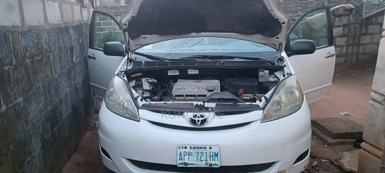 Toyota Sienna LE FWD 2006 White