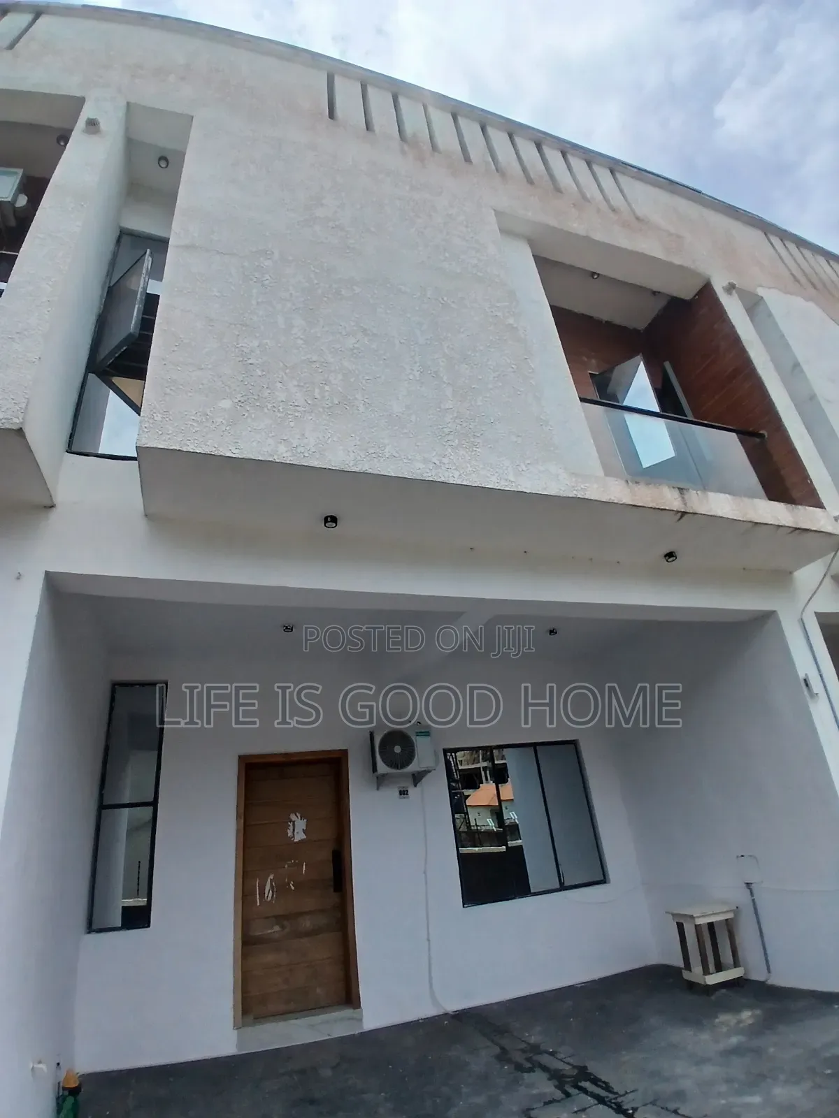 4bdrm Duplex in Lcc Close, Chevron for rent