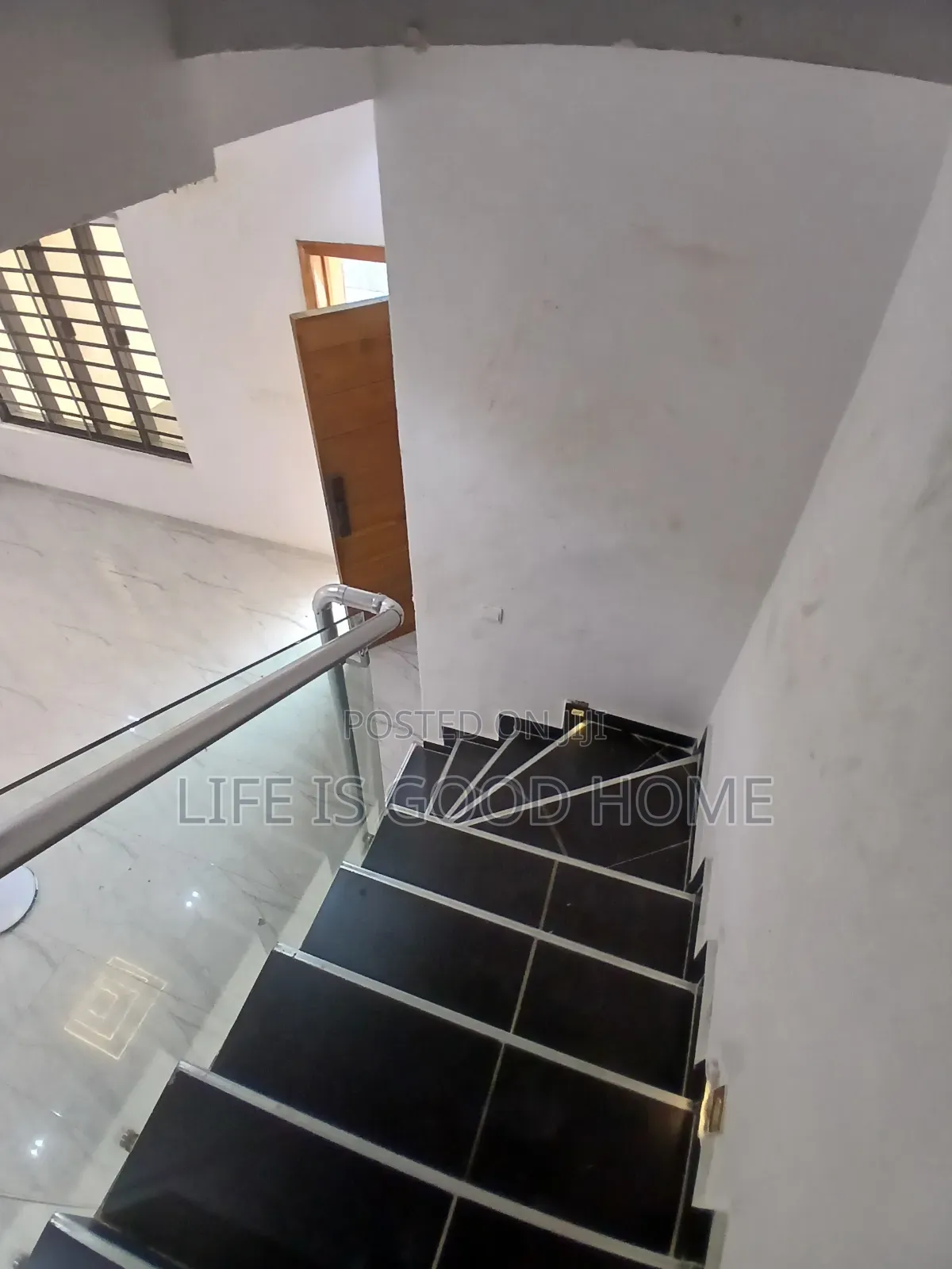 4bdrm Duplex in Lcc Close, Chevron for rent