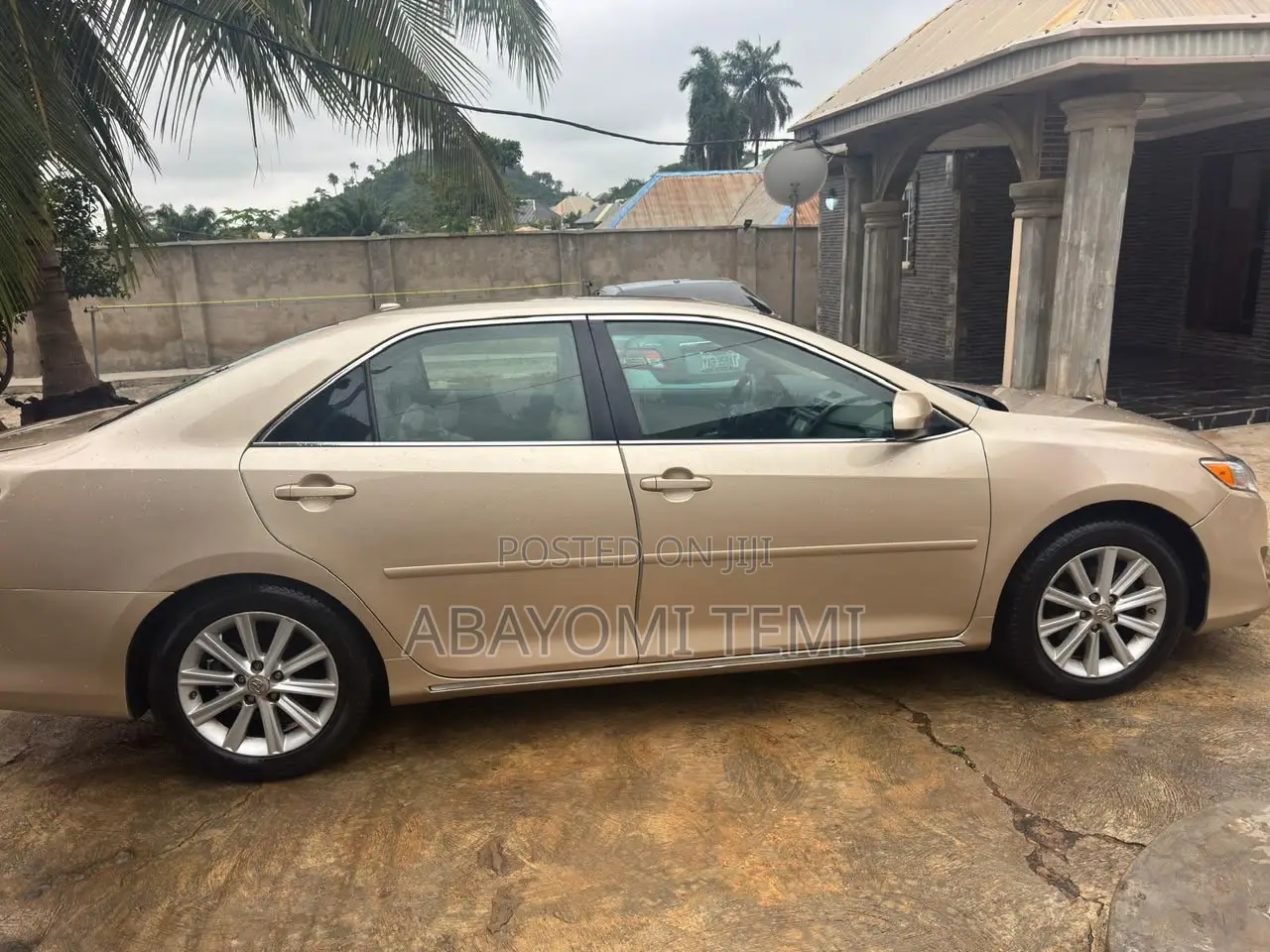 Toyota Camry XLE 4dr Sedan (2.5L 4cyl 6A) 2013 Gold