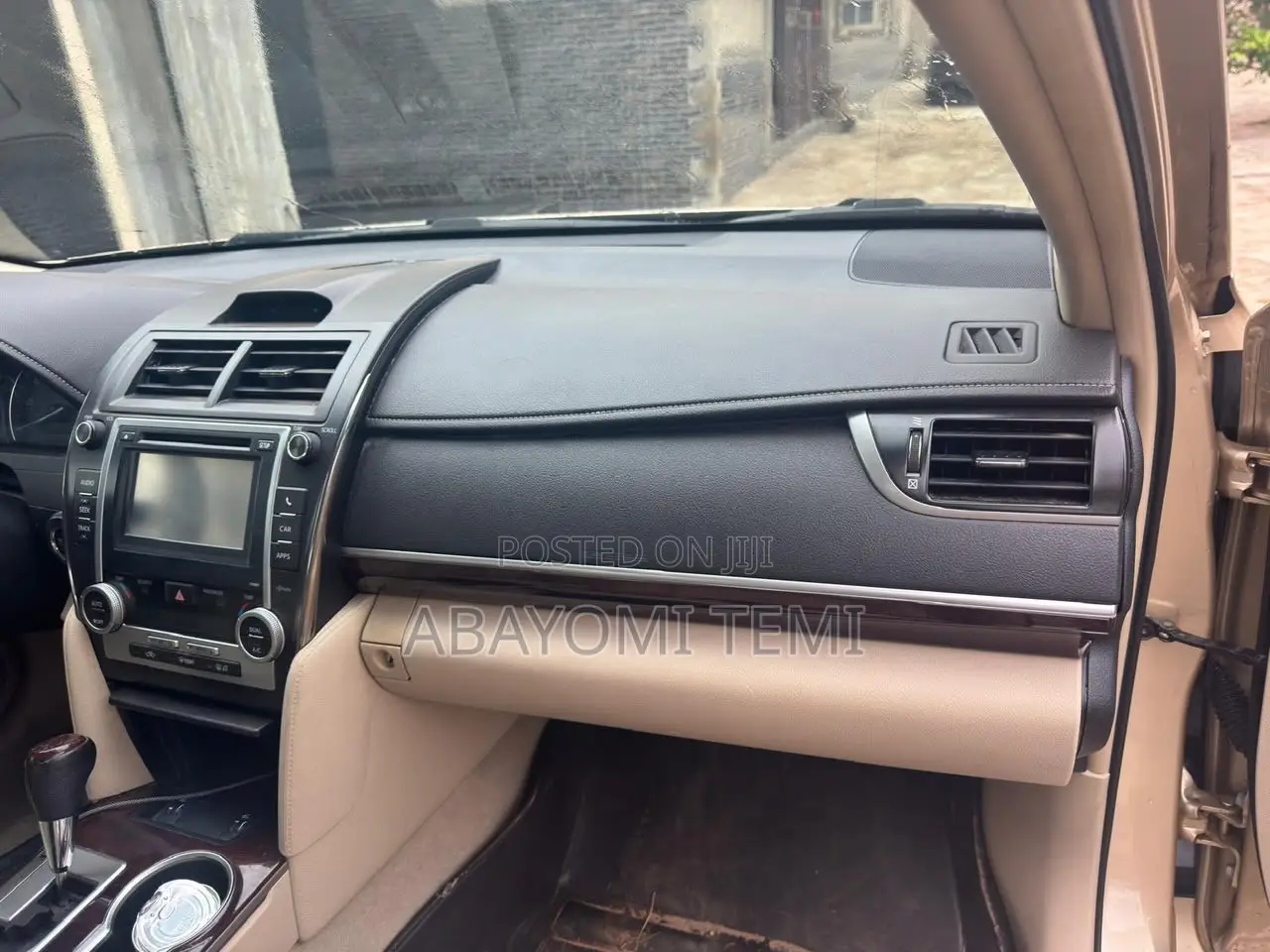 Toyota Camry XLE 4dr Sedan (2.5L 4cyl 6A) 2013 Gold