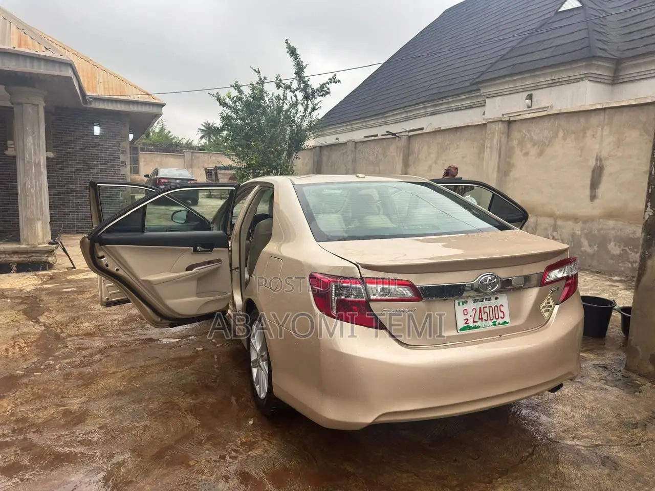 Toyota Camry XLE 4dr Sedan (2.5L 4cyl 6A) 2013 Gold