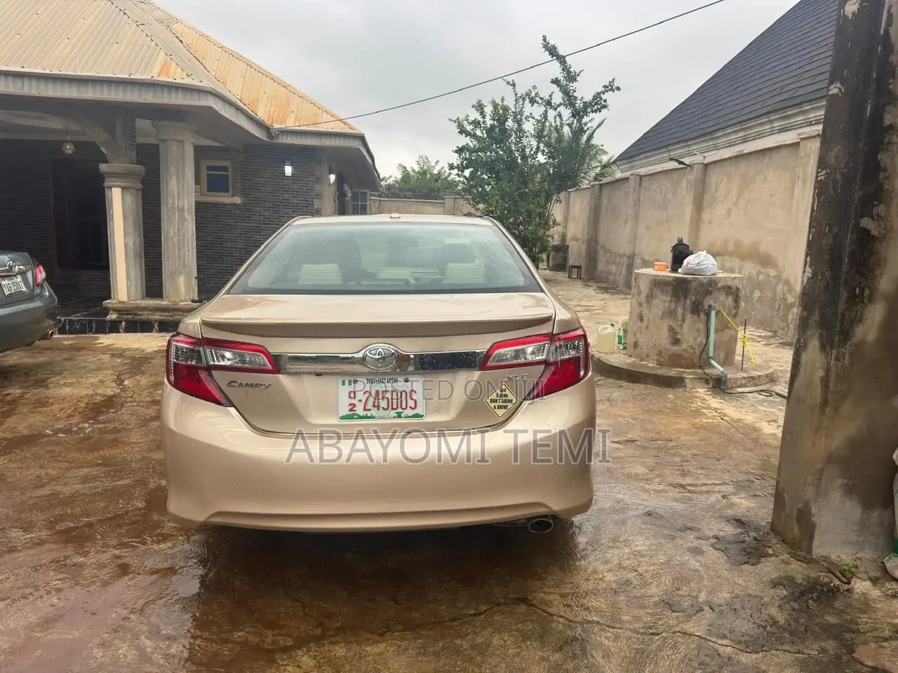 Toyota Camry XLE 4dr Sedan (2.5L 4cyl 6A) 2013 Gold
