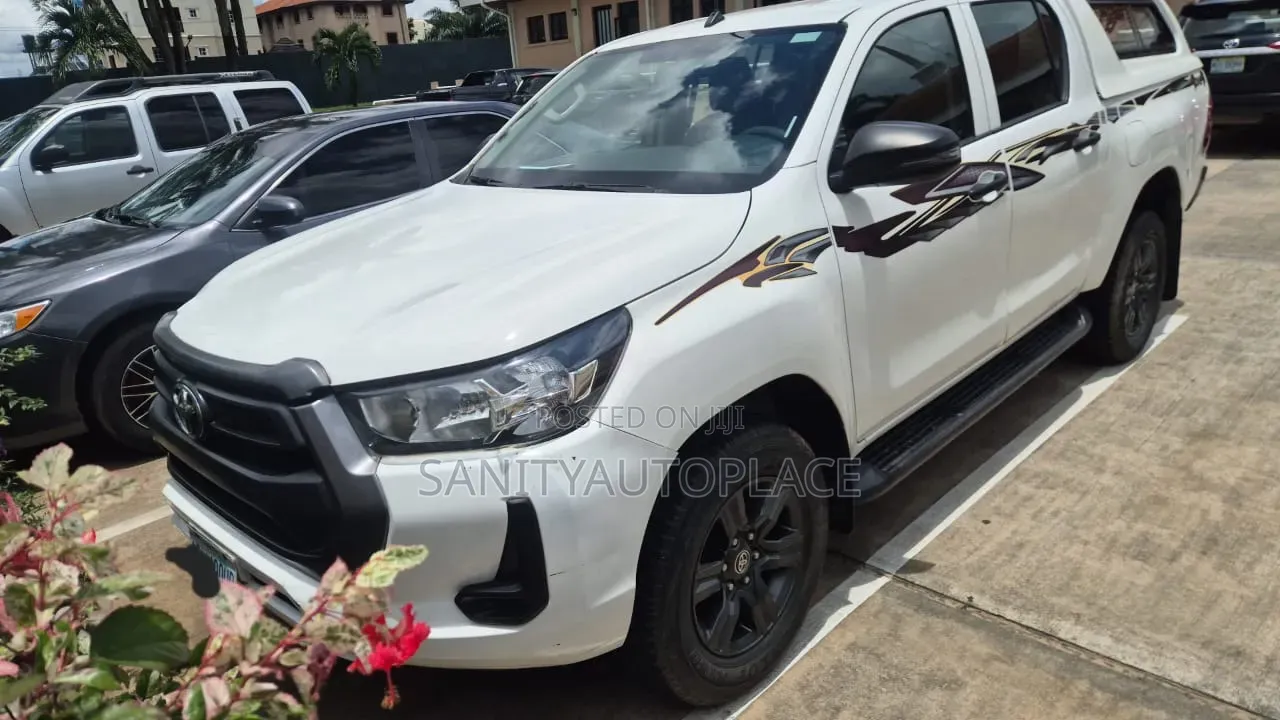 Toyota Hilux 2023 White