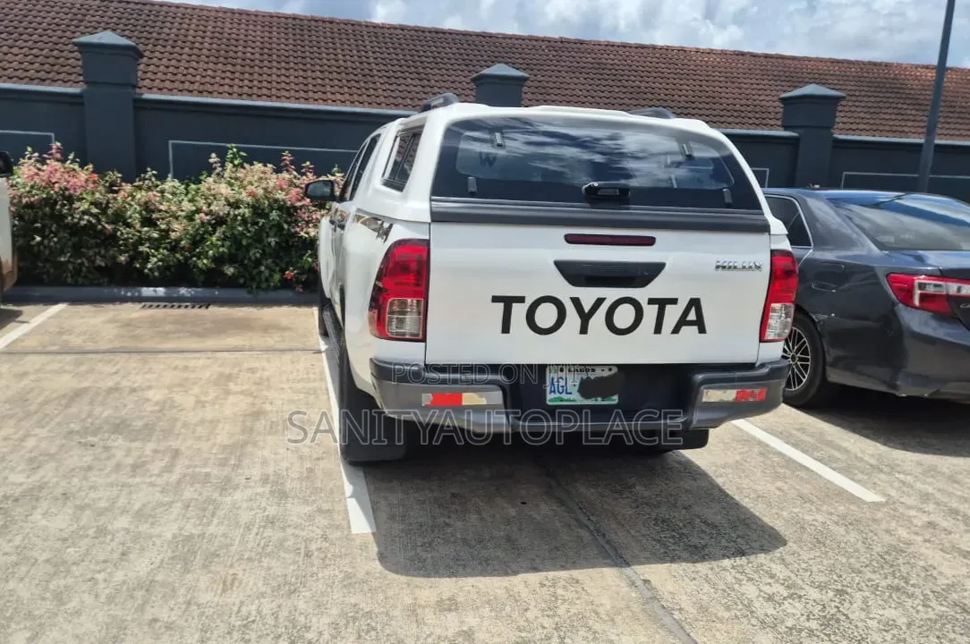 Toyota Hilux 2023 White
