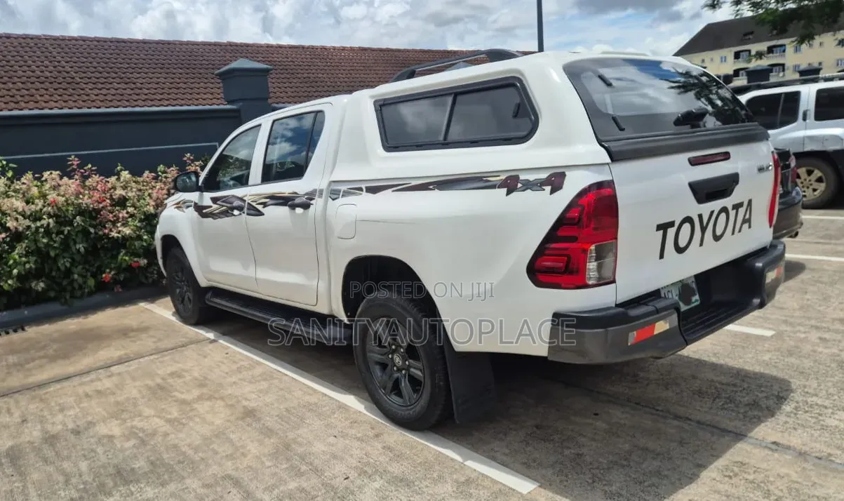 Toyota Hilux 2023 White