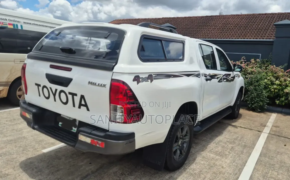 Toyota Hilux 2023 White