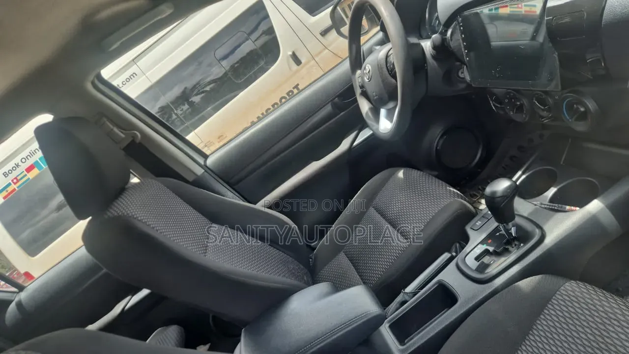Toyota Hilux 2023 White