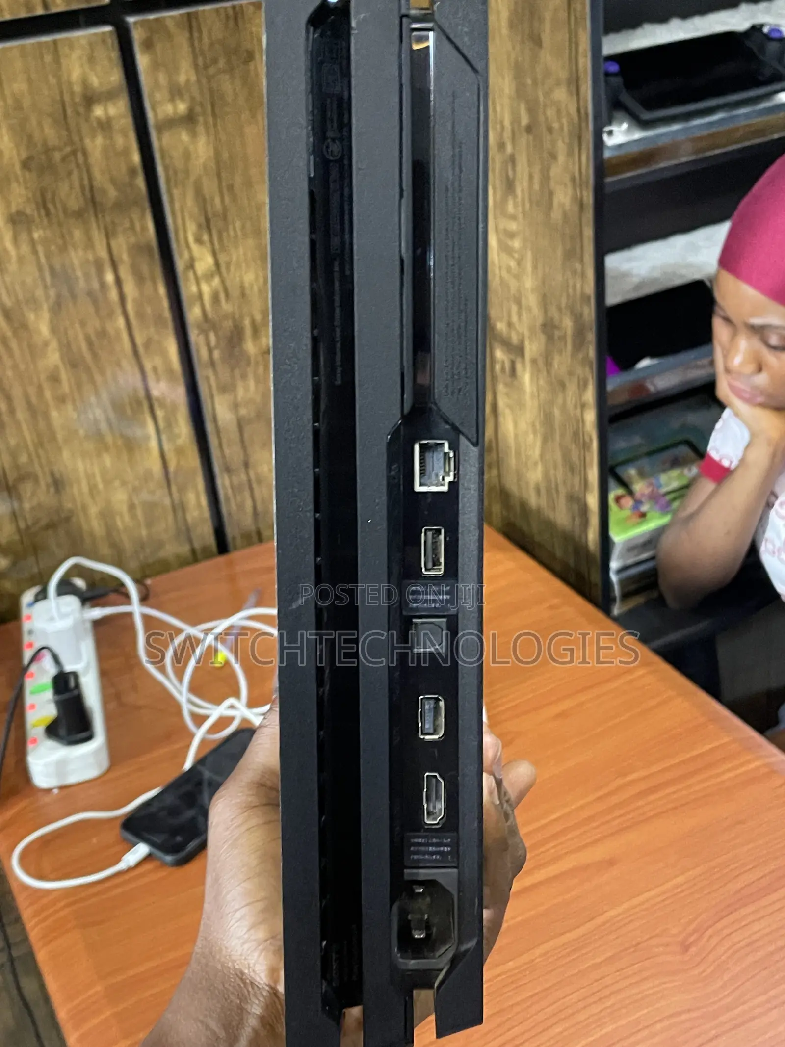 PlayStation 4Pro , 2 Pad , FC27 + 7 Games Installed
