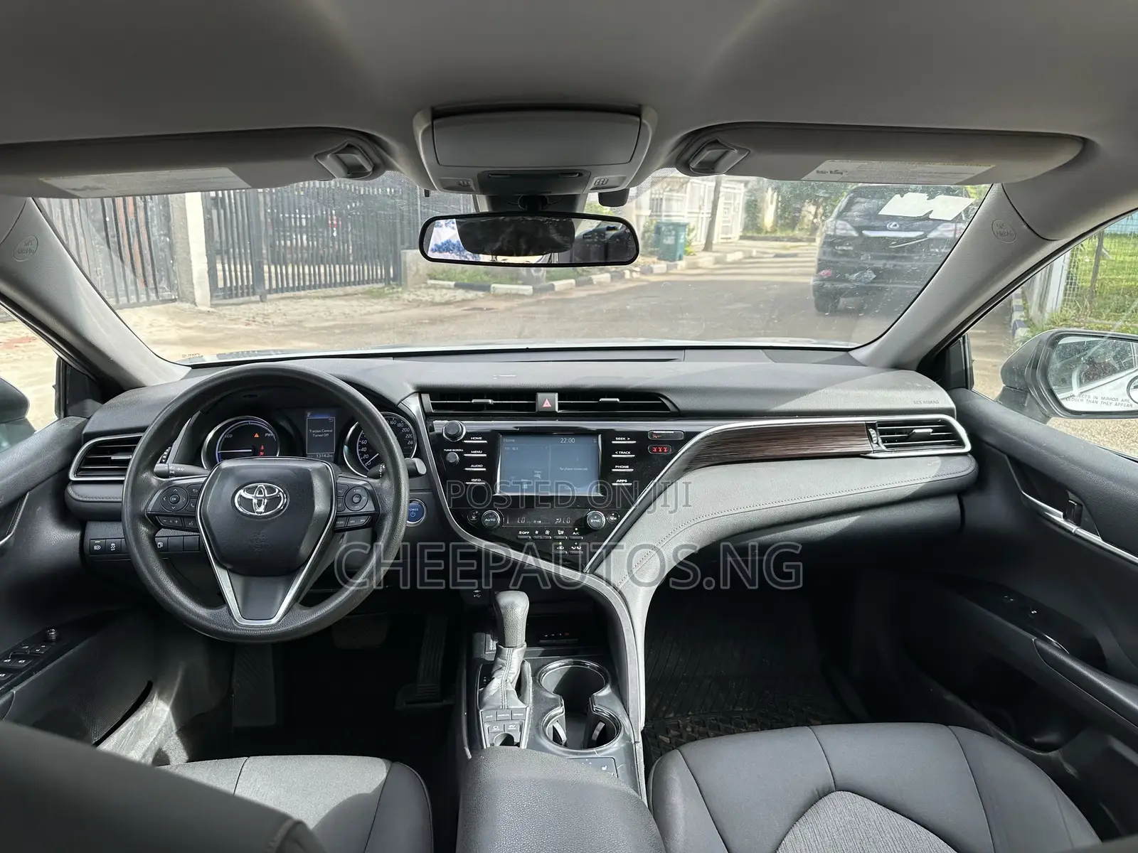 Toyota Camry LE FWD (2.5L 4cyl 8AM) 2018 Silver