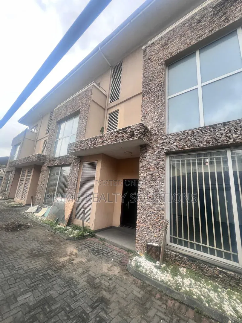 3bdrm Townhouse / Terrace in Lekki Phase 1 for rent