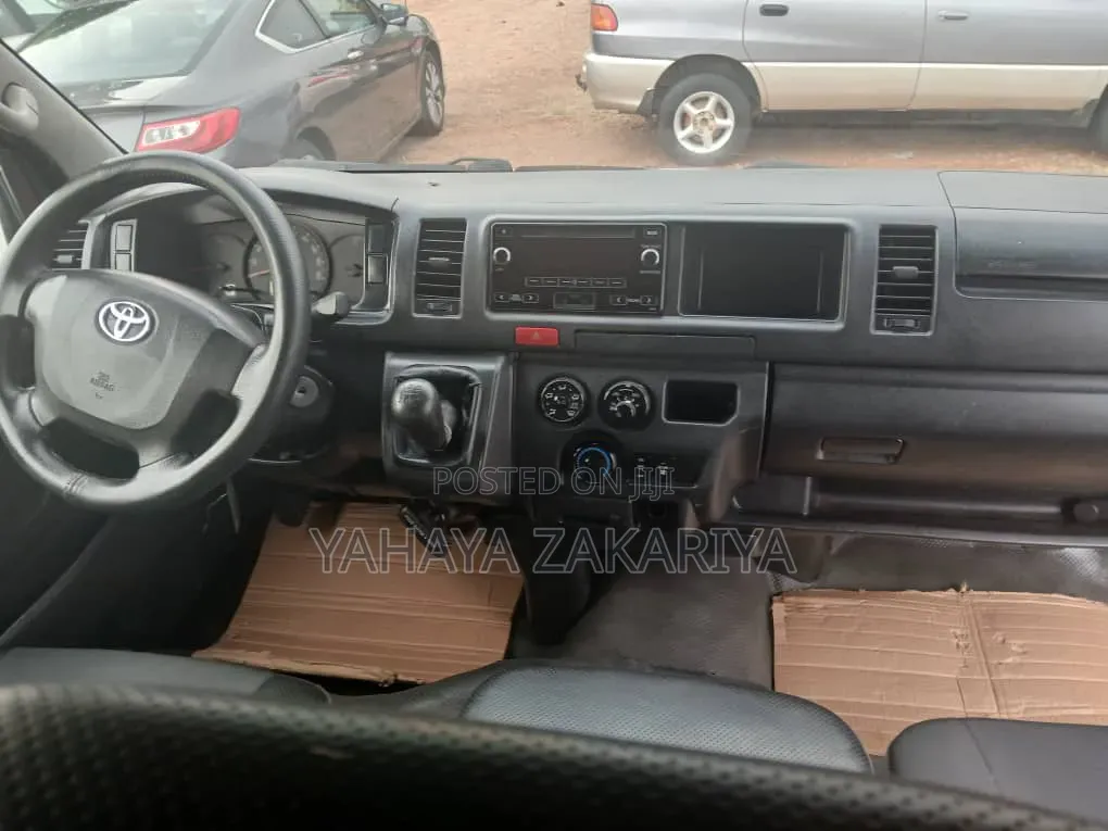 Toyota HiAce 2013 White
