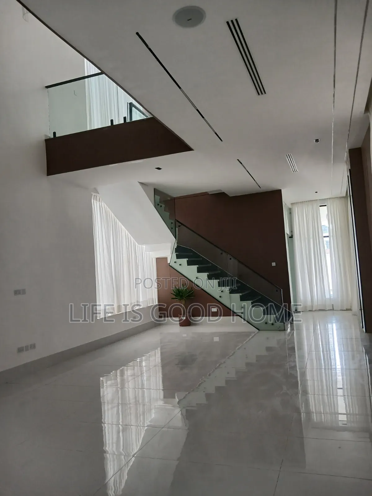 5bdrm Duplex in Banana View Estate, Chevron for sale