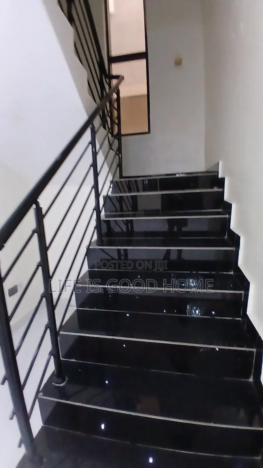 5bdrm Duplex in Banana View Estate, Chevron for sale