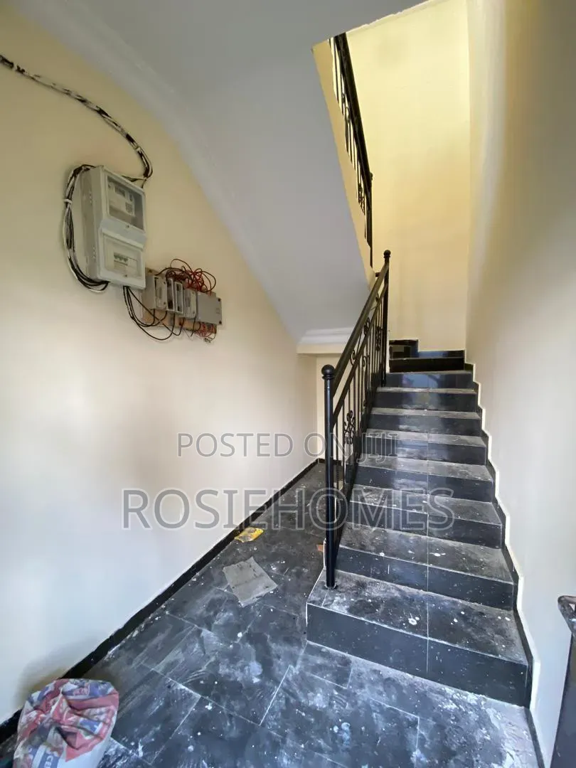 3bdrm Block of Flats in Goif, Lakowe for rent