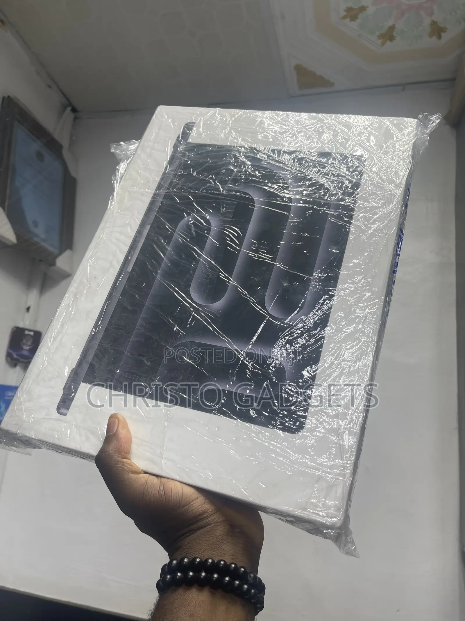New Laptop Apple MacBook Pro 2025 M5 24GB Apple M5 SSD 1T
