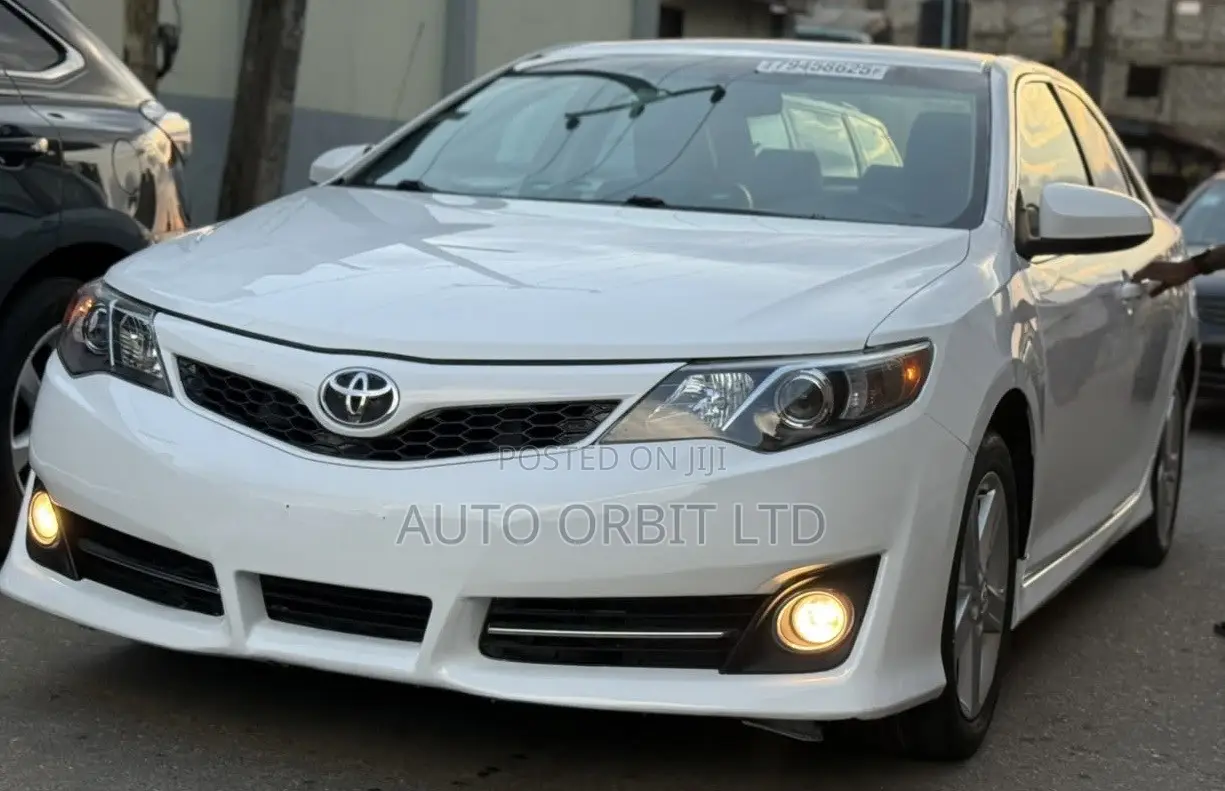Toyota Camry SE 4dr Sedan (2.5L 4cyl 6A) 2012 White