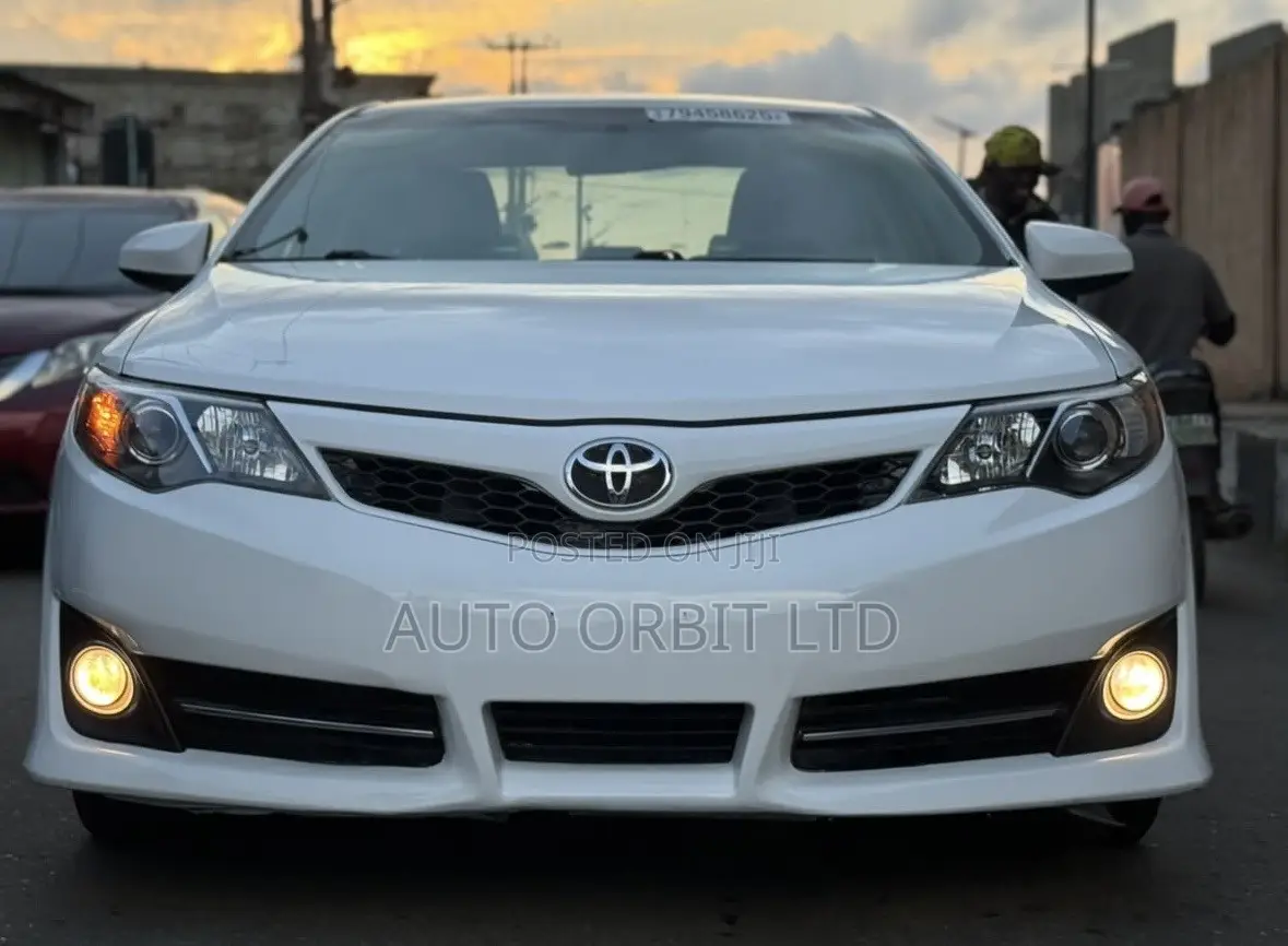 Toyota Camry SE 4dr Sedan (2.5L 4cyl 6A) 2012 White