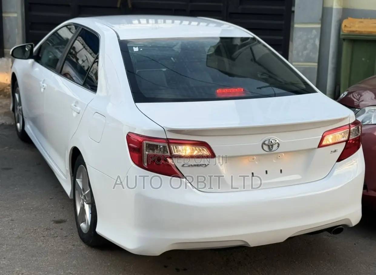 Toyota Camry SE 4dr Sedan (2.5L 4cyl 6A) 2012 White