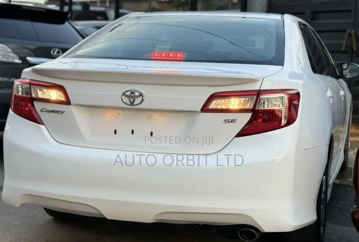 Toyota Camry SE 4dr Sedan (2.5L 4cyl 6A) 2012 White