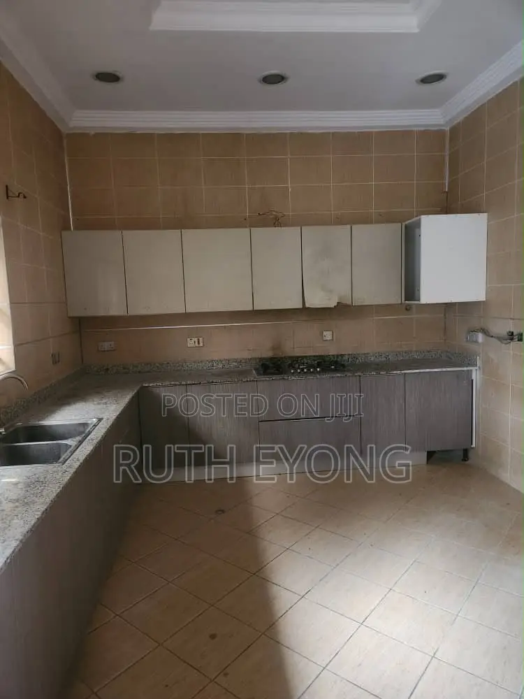 5bdrm House in Lekki Phase 1 Proper for rent