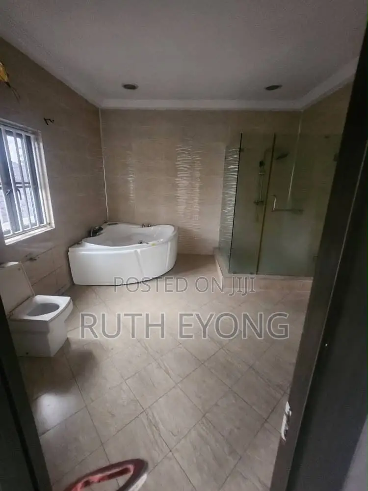 5bdrm House in Lekki Phase 1 Proper for rent