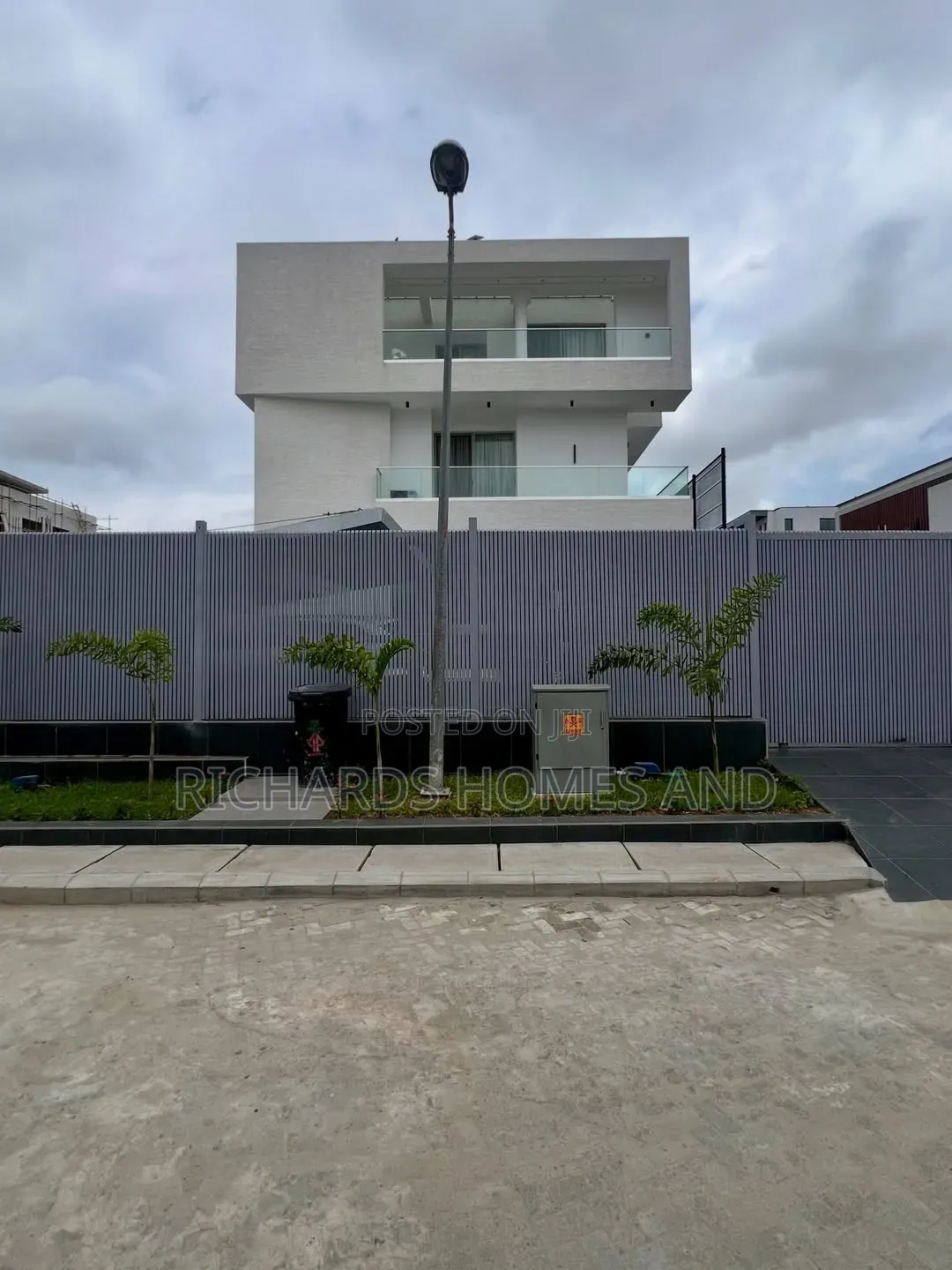 5bdrm Duplex in Banana Island for sale