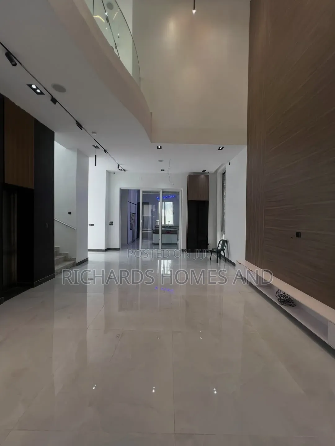 5bdrm Duplex in Banana Island for sale